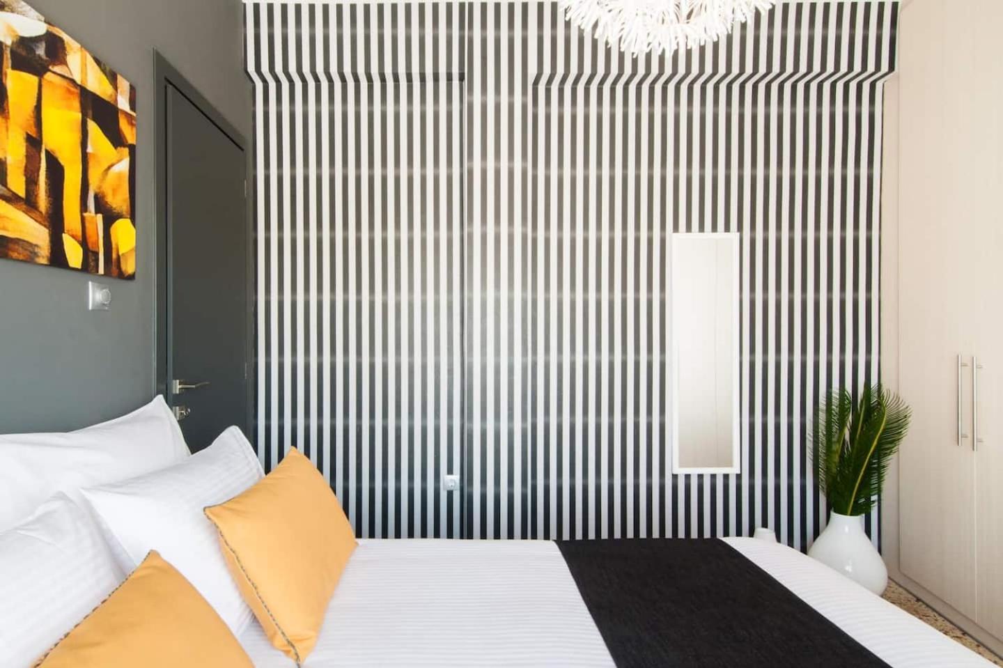 Ma Maison Nο 1, Penthouse, Acropolis And Lycabettus View, Ultra High Speed Internet 300 Mbps, 15' To Acropolis By Metro, 1' From Metro Station أثينا المظهر الخارجي الصورة