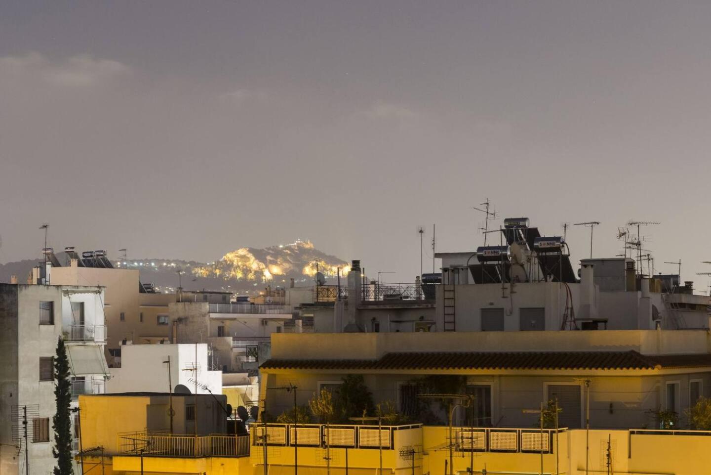 Ma Maison Nο 1, Penthouse, Acropolis And Lycabettus View, Ultra High Speed Internet 300 Mbps, 15' To Acropolis By Metro, 1' From Metro Station أثينا المظهر الخارجي الصورة